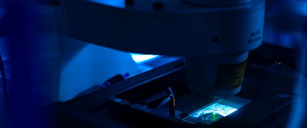 A close-up of a Zeiss LSM 980 microscope with an attached incubator chamber.
